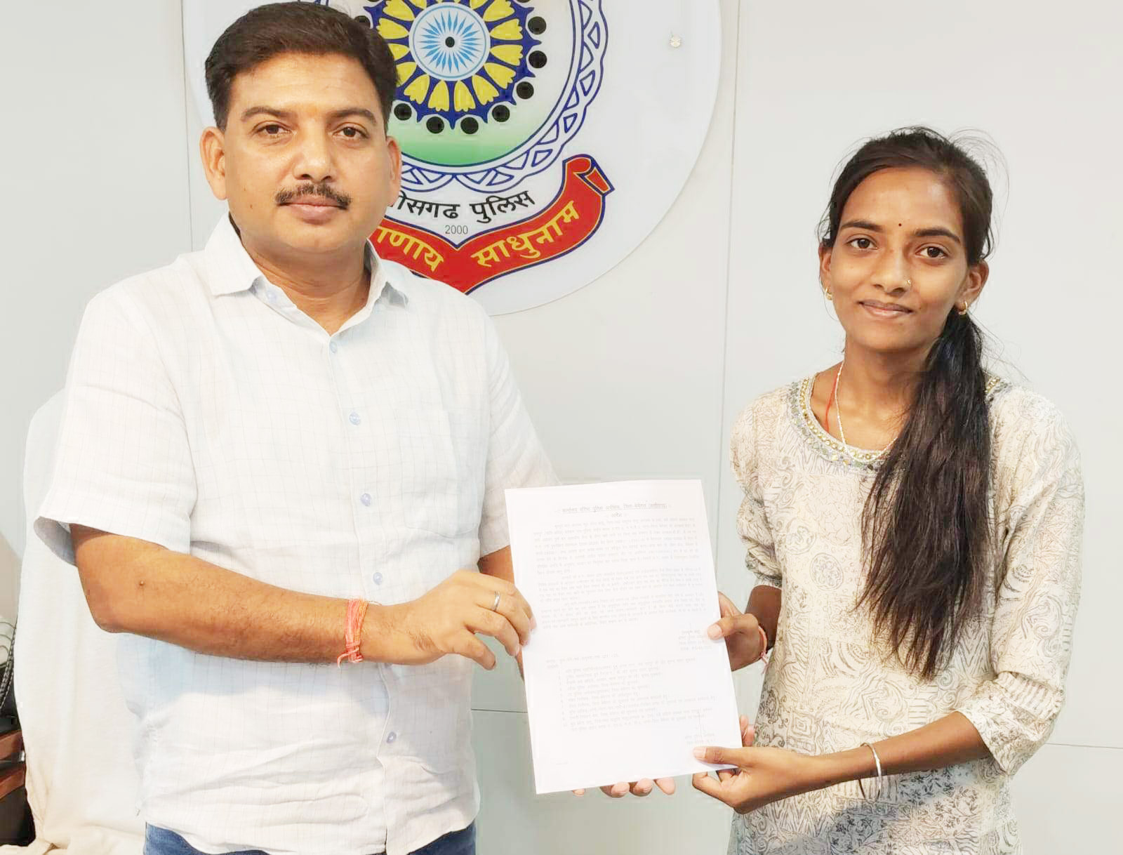 एसएसपी ने बाल आरक्षक से आरक्षक बनीं श्वेता साहू को सौंपा नियुक्ति पत्र एसएसपी ने बाल आरक्षक से आरक्षक बनीं श्वेता साहू को सौंपा नियुक्ति पत्र
