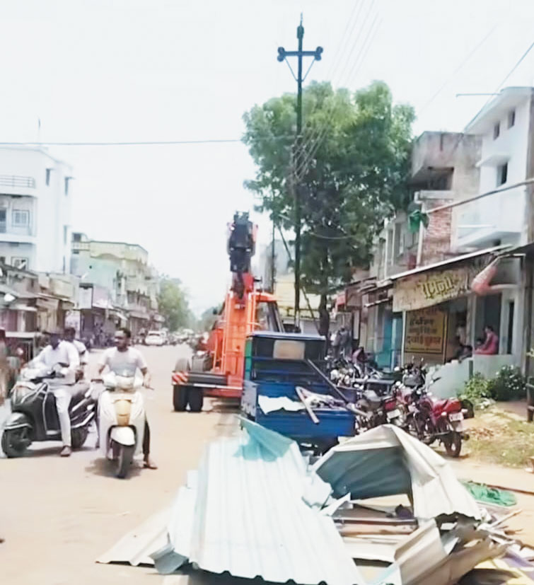 अतिक्रमण पर चला बुलडोजर, कहीं विरोध तो कहीं स्वागत