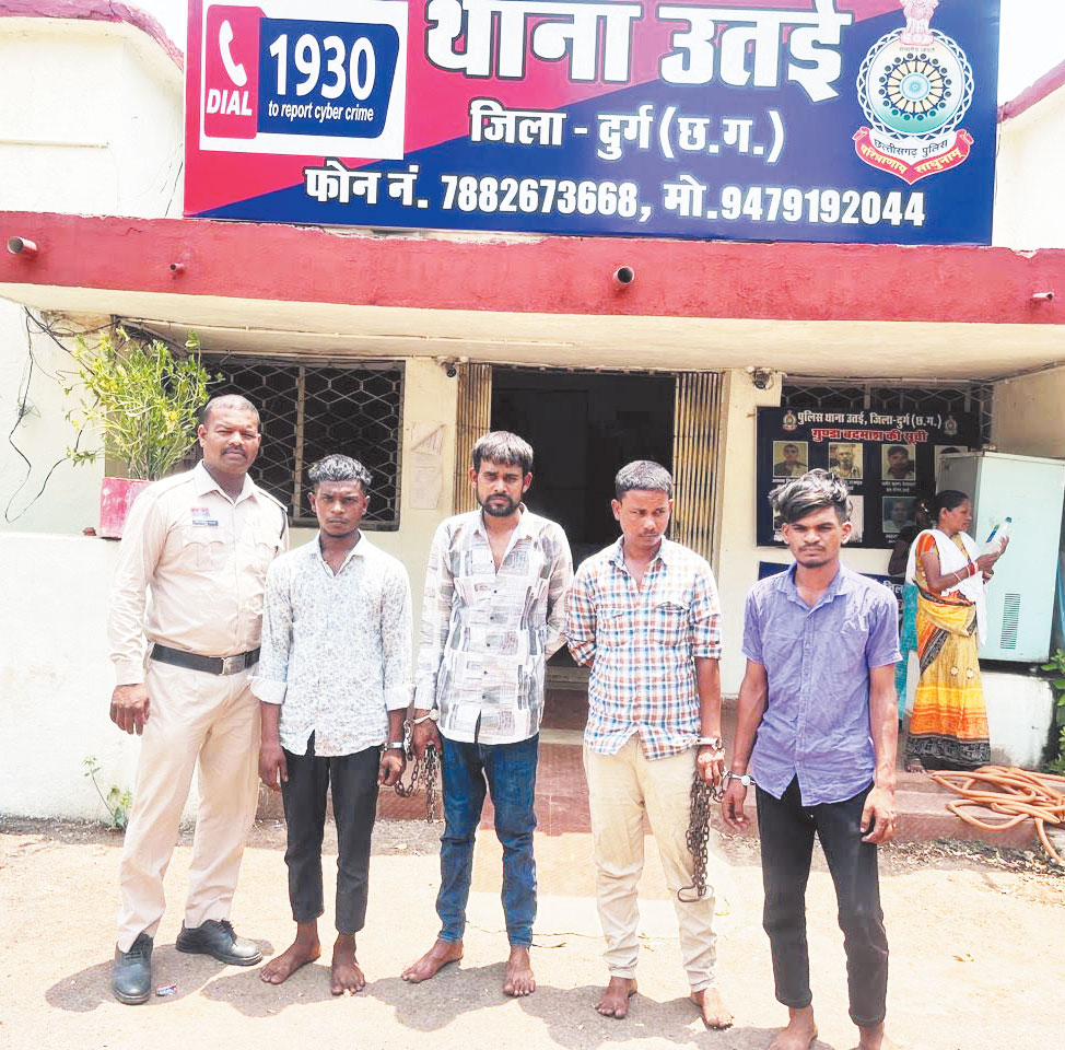 घर में  चोरी, एक नाबालिग समेत 5 आरोपी गिरफ्तार