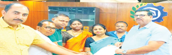   किरंदुल नपाध्यक्ष ने एनएमडीसी से की मांग, युवाओं के लिए कोचिंग भवन उपलब्ध कराने पत्र सौंपा