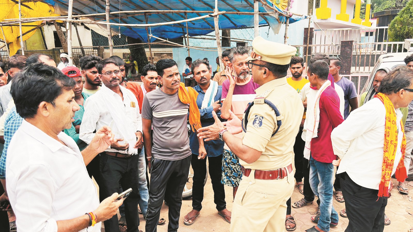 यातायात नियमों का पालन करने पुलिस कर रही जागरूक