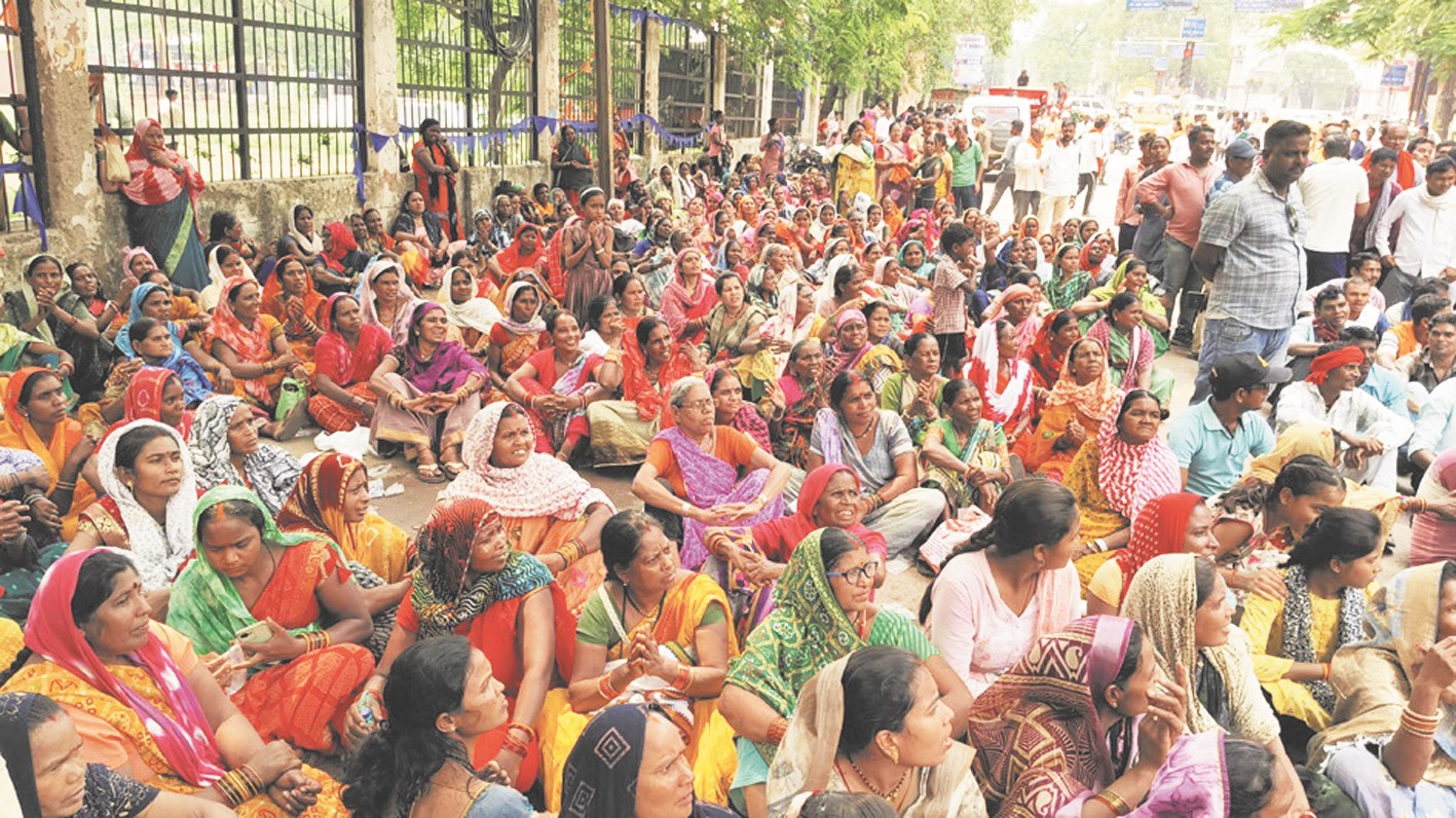 शराब दुकान का विरोध, ग्रामीणों ने कलेक्टोरेट घेरा