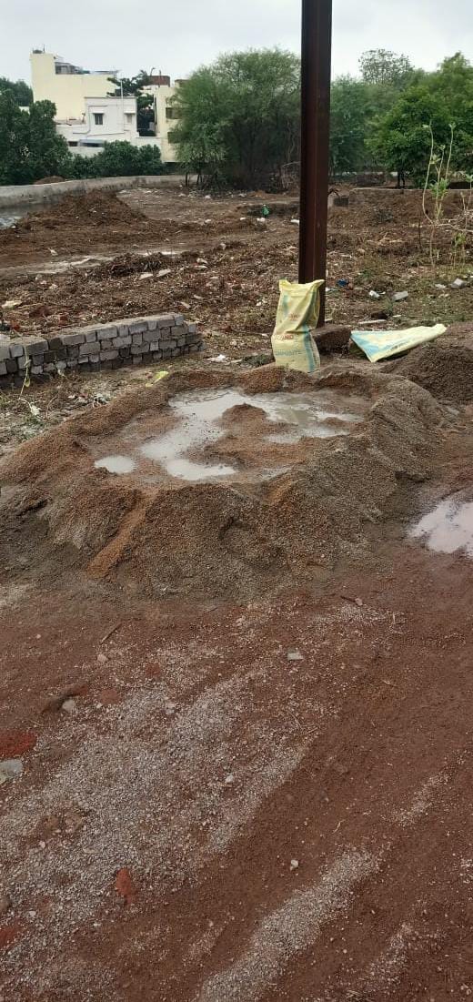 ईडब्ल्यूएस और नजूल जमीन पर भूमाफियाओं ने निगम का बोर्ड उखाड़ फेंका