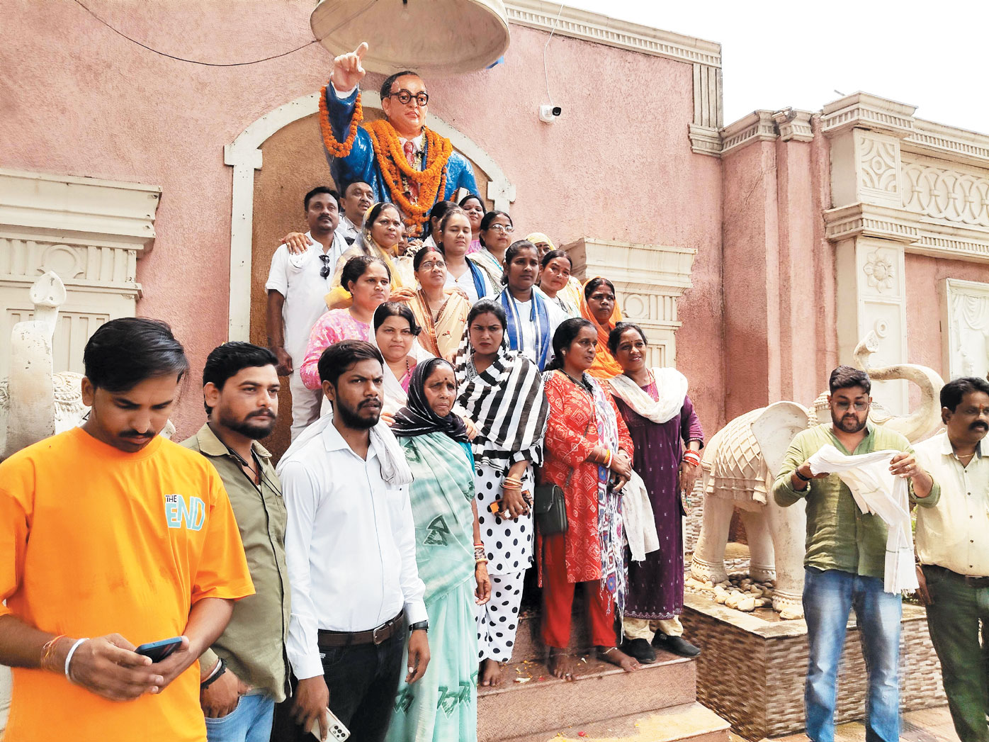 महिला कांग्रेस ने अंबेडकर प्रतिमा स्थल की सफाई कर जताया विरोध