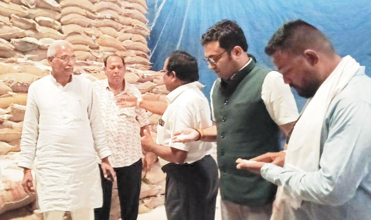 चंदूलाल साहू ने किया सरकारी गोदामों का निरीक्षण चंदूलाल साहू ने किया सरकारी गोदामों का निरीक्षण