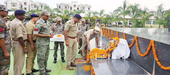 कोंडागांव पुलिस लाइन में शहीद आकाश राव गिरपुंजे को दी श्रद्धांजलि