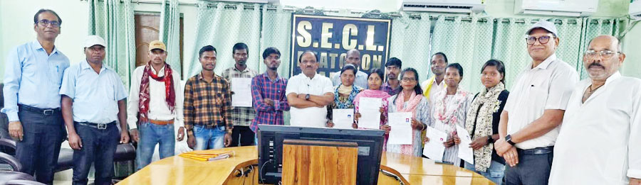 जगन्नाथपुर खुली खदान परियोजना के 10 भू-विस्थापितों को मिला नियुक्ति पत्र