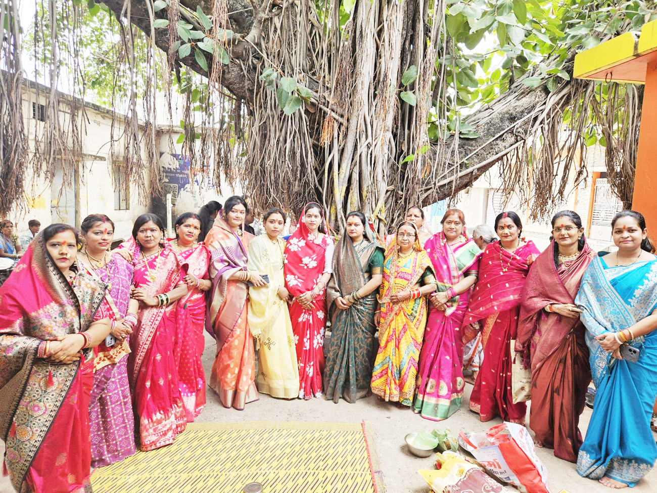 पति की दीर्घायु के लिए रखा वट सावित्री व्रत पति की दीर्घायु के लिए रखा वट सावित्री व्रत