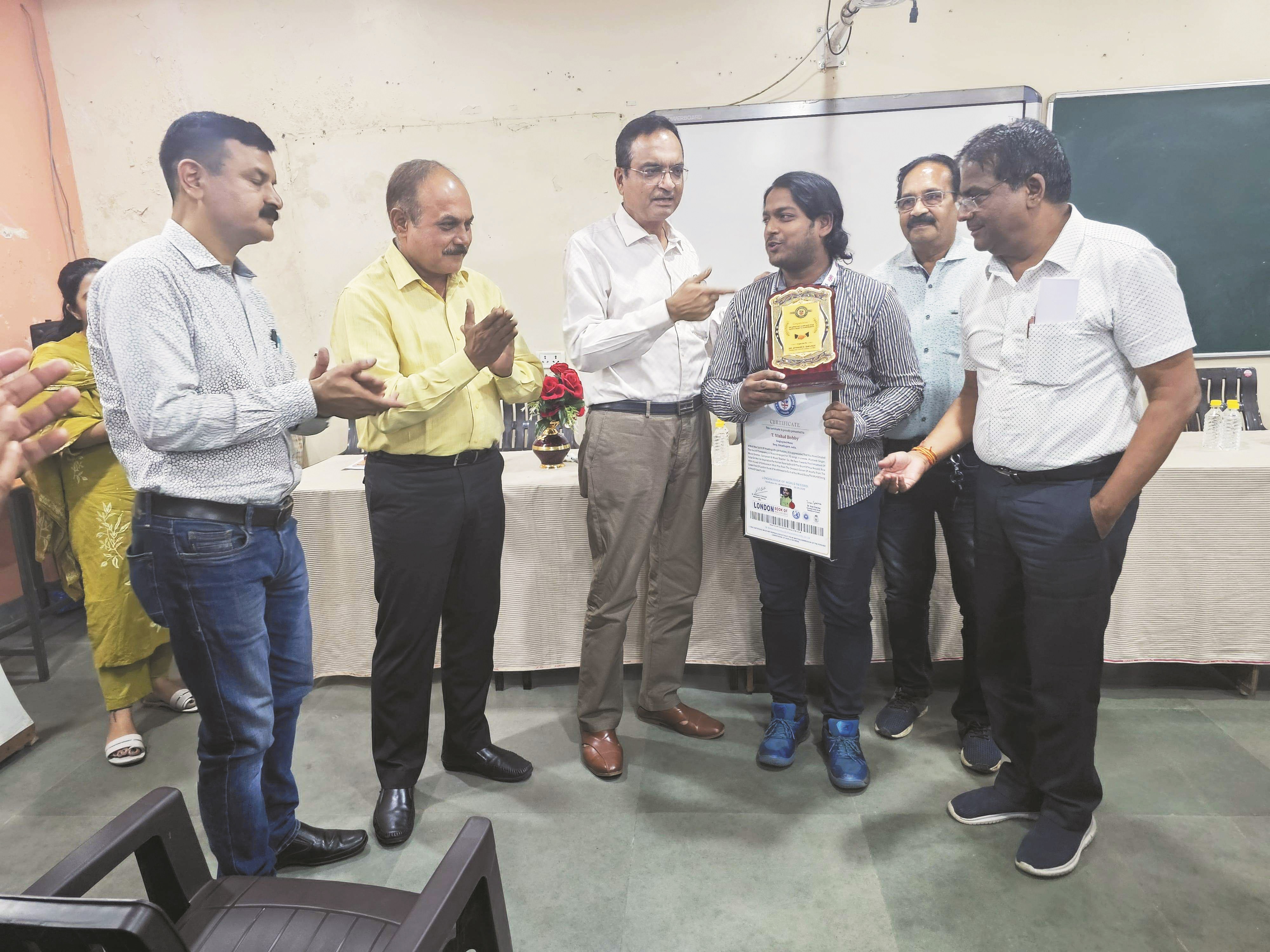 शिक्षक विशाल ने म्यूजिक कंपोज करने का बनाया रिकार्ड