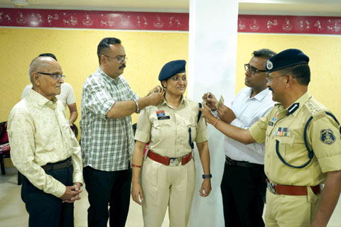 पदोन्नत अफसरों की वर्दी में लगे डीएसपी के बैज