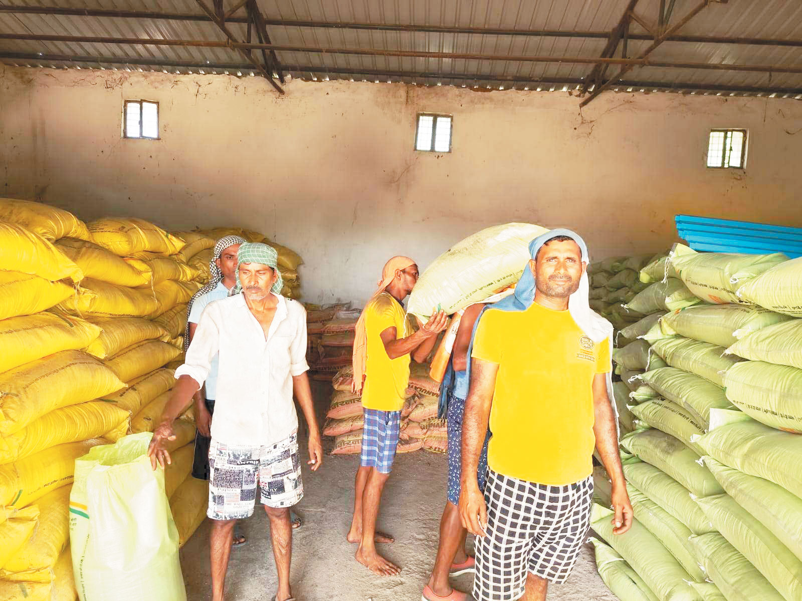सोसायटियों में डीएपी खाद की किल्लत, किसान आंदोलन की राह पर