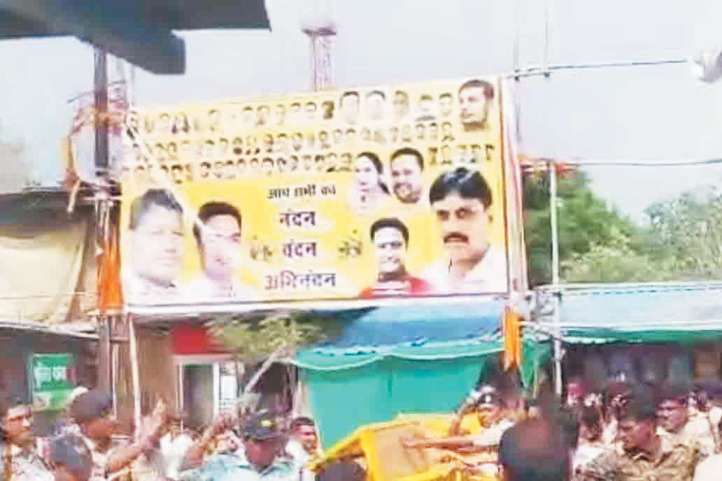 कांग्रेस ने घेरा थाना, कहा-खतरे में है लोकतंत्र