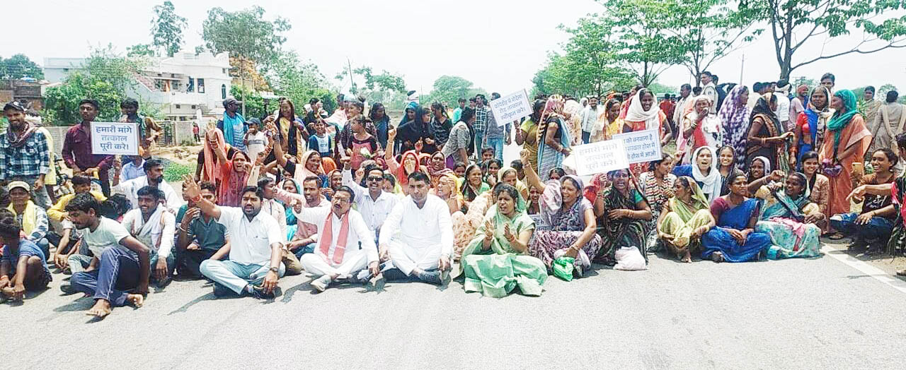 सडक़ बनाने की मांग लेकर हाईवे में चक्काजाम