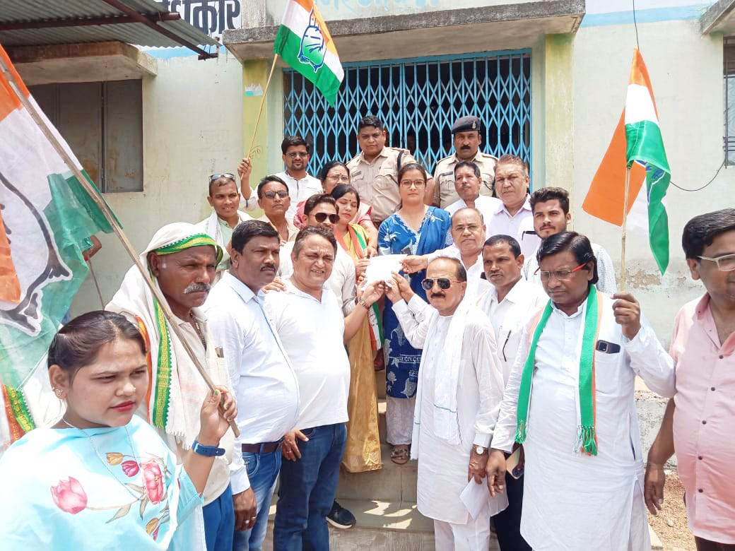 कांग्रेसियों ने डोंगरगांव बीईओ  कार्यालय का किया घेराव