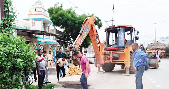 मंदिर प्रांगण की क्षतिग्रस्त नाली की मरम्मत