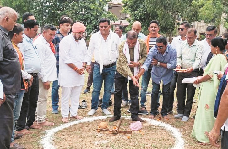 सामुदायिक भवन बनाने महापौर ने किया भूमिपूजन