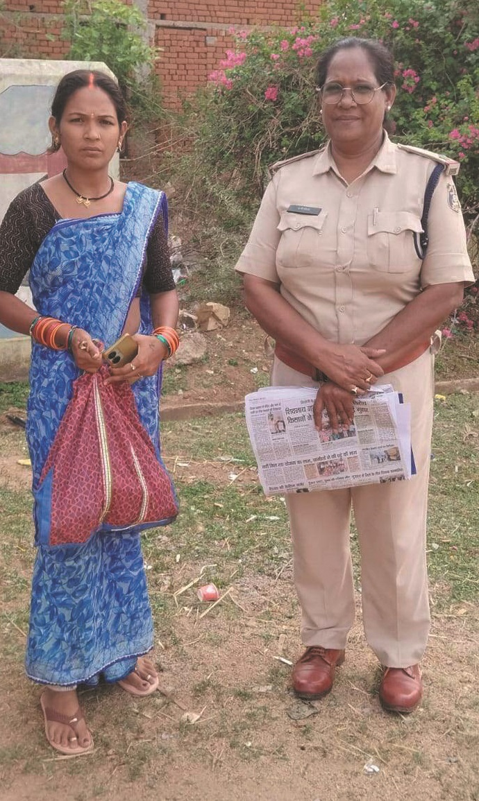 अवैध शराब के साथ महिला पकड़ाई