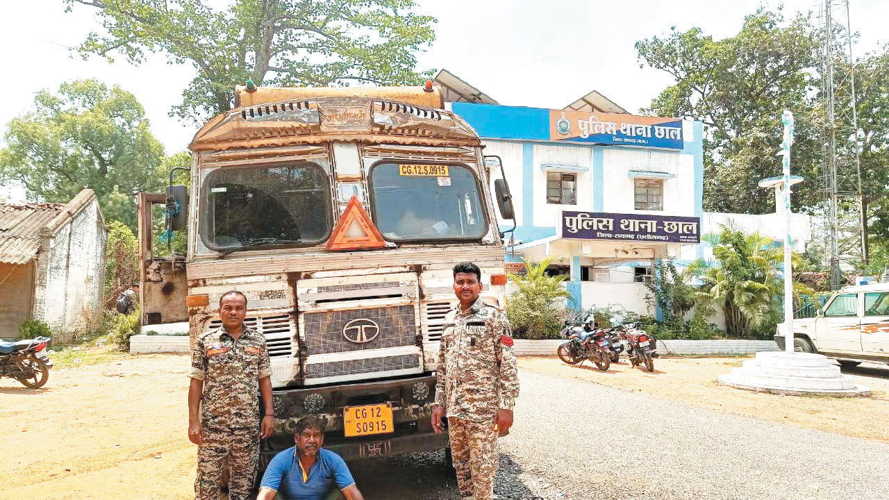 20 टन अवैध कबाड़ लदा ट्रक जब्त, चालक गिरफ्तार