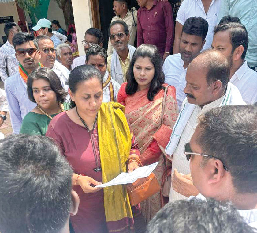 खाद की मांग को लेकर कांग्रेस का आरंग में प्रदर्शन और ज्ञापन 