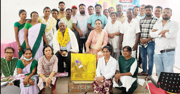 आंखों में नमी, दिलों में सम्मान सेवानिवृत्ति पर लखमू को दी विदाई