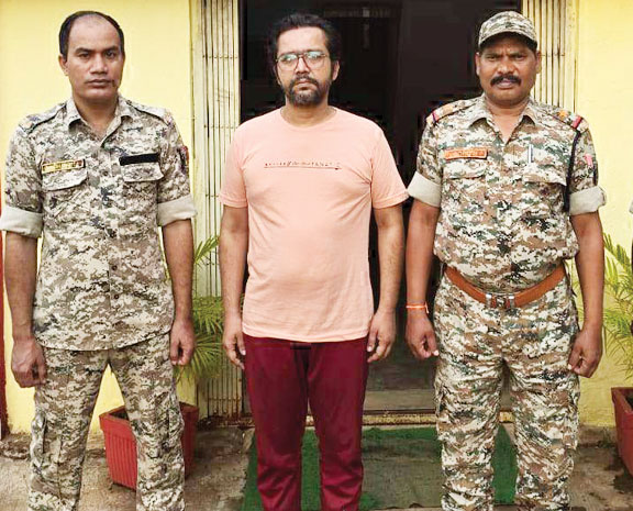  मेडिकल कॉलेज में एडमिशन के नाम पर  एनएमडीसी के पूर्व ईडी से साढ़े 10 लाख की ठगी, गिरफ्तार