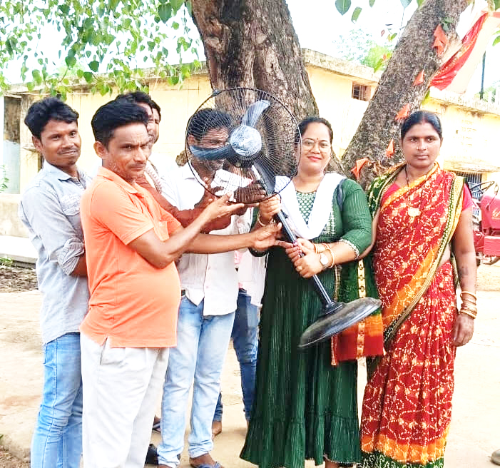 पीएम आवास पूर्ण करने वाले 6 हितग्राहियों को महिला सरपंच ने गिफ्ट किया पंखा पीएम आवास पूर्ण करने वाले 6 हितग्राहियों को महिला सरपंच ने गिफ्ट किया पंखा