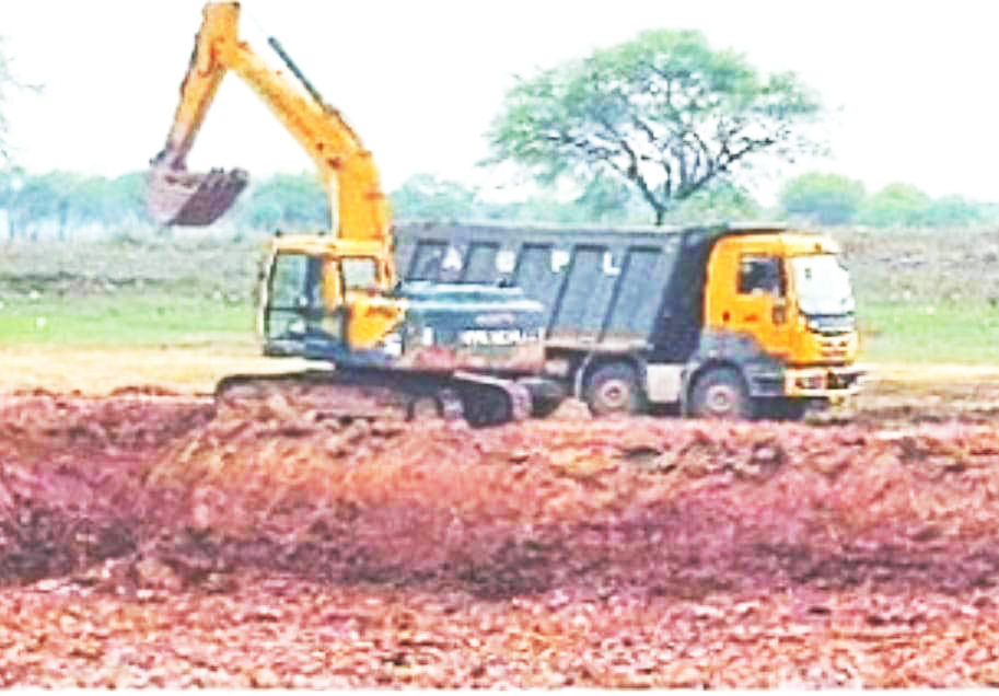 माफिया गांवों के बाद शहर को भी नहीं छोड़ रहे, 100 से अधिक गाडिय़ों से निकाल चुके मिट्टी