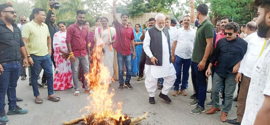 कांग्रेसियों ने भाजपा सरकार व ईडी का फूंका पुतला कांग्रेसियों ने भाजपा सरकार व ईडी का फूंका पुतला