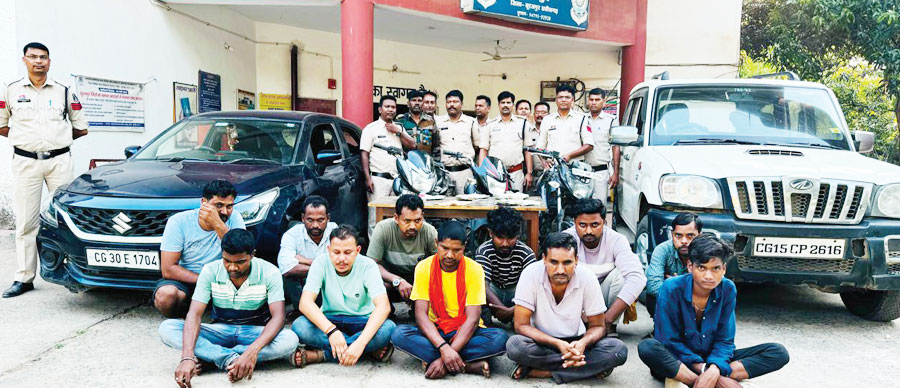 जुआ खेलते 11 गिरफ्तार , 97 हजार नगद, स्कार्पियो, कार व बाइक जब्त