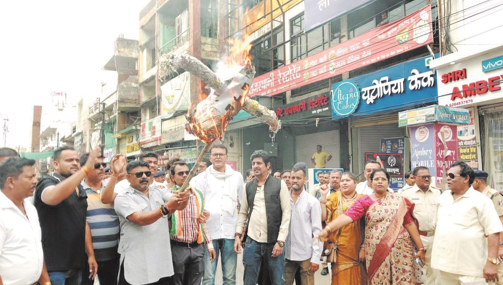 कांग्रेस ने किया ईडी और भाजपा का पुतला दहन