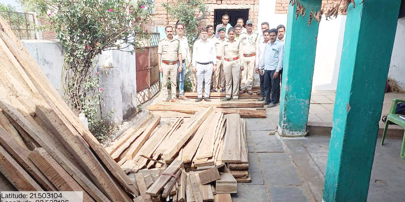 वन विभाग ने अवैध ईमारती लकड़ी किया जब्त