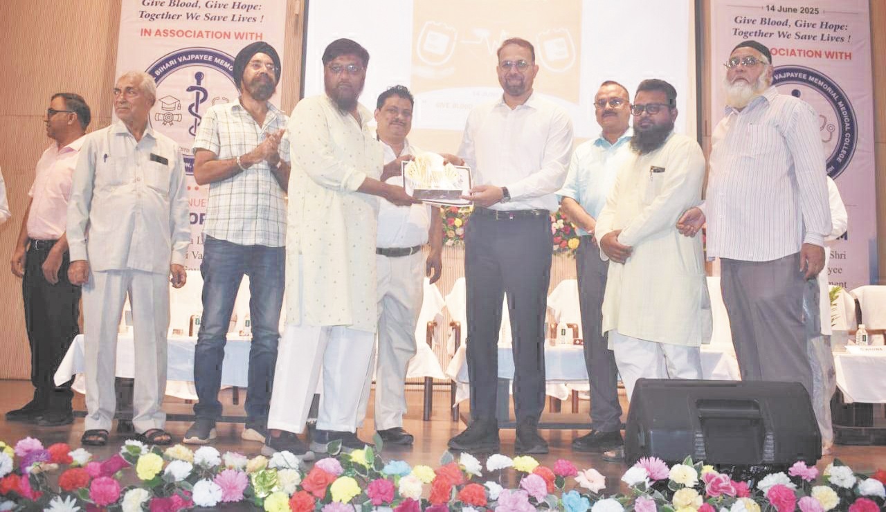 मुस्लिम समाज को कलेक्टर ने किया सम्मानित