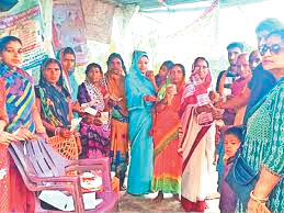 सरकारी राशन दुकानों में सुबह से लेकर शाम तक लंबी कतार लग रही