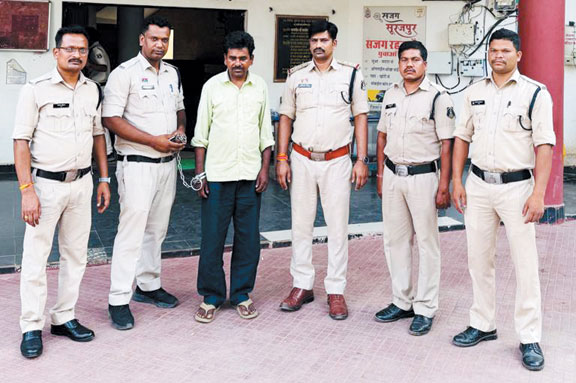 अश्लील फोटो पोस्ट, आरोपी पुलिस के हत्थे