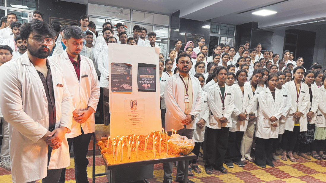 अहमदाबाद विमान हादसा मृतकों को डॉक्टरों ने दी श्रद्धांजलि