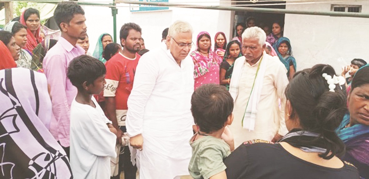 बच्चे की मौत, ढांढस बंधाने पहुंचे वोरा