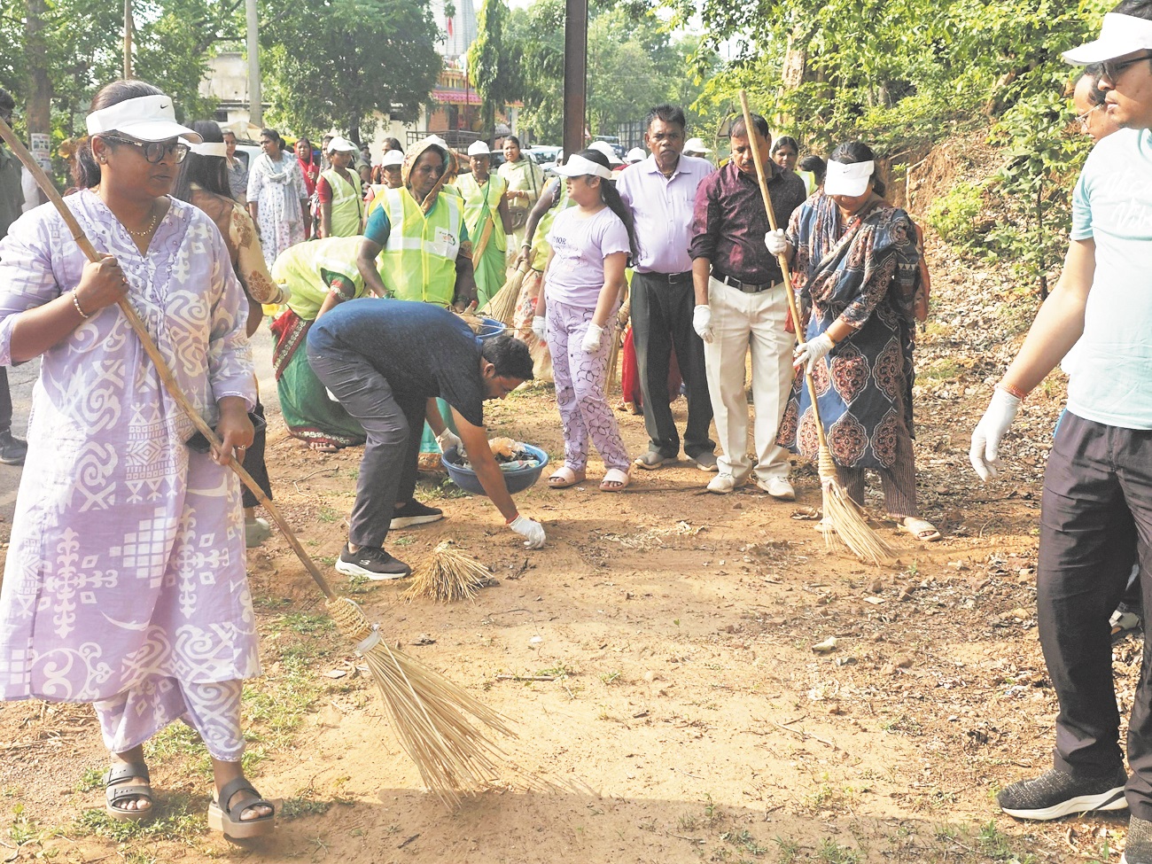 मां छुरिया देवी मंदिर प्रांगण में चला स्वच्छता का महाभियान