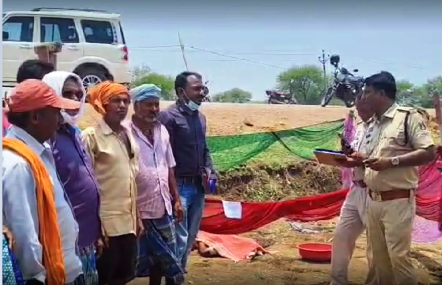 खेत में काम कर रही महिला की कुदाली से वार कर हत्या खेत में काम कर रही महिला की कुदाली से वार कर हत्या