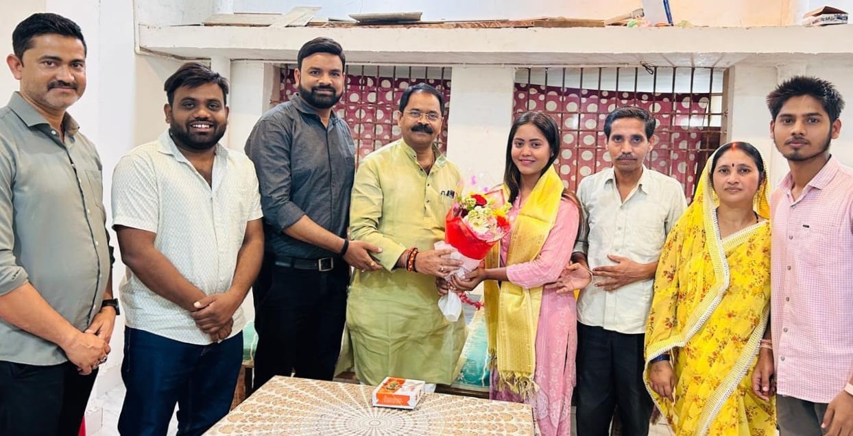 मिस इंडिया यूनिवर्स बनी दामिनी देवांगन के घर पहुंच विधायक इन्द्र साव ने दी बधाई