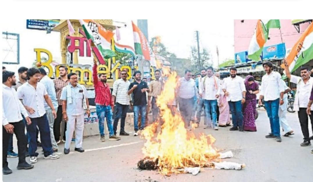 कांग्रेस ने भाजपा-ईडी का फूंका पुतला