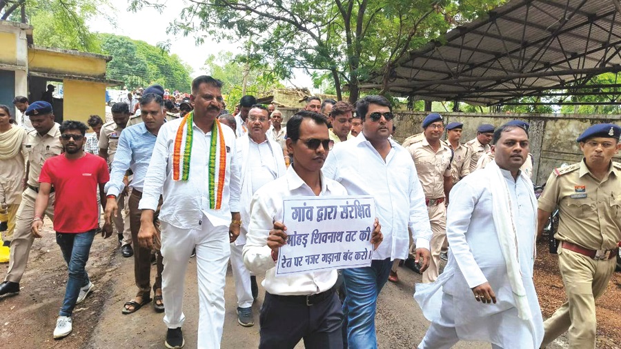 गोलीकांड व रेत तस्करी, मोहड़वासियों ने चक्काजाम की दी चेतावनी, मुख्य आरोपी के गिरफ्तारी की मांग