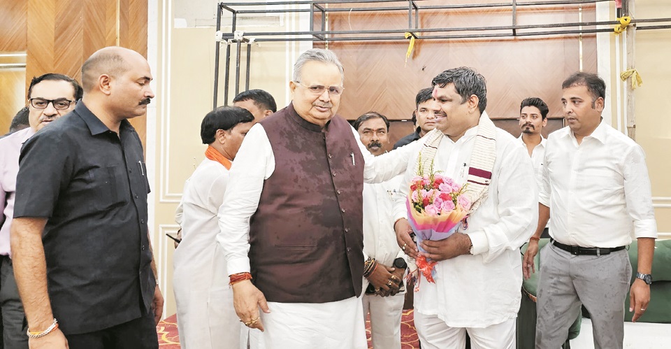 विधायक गजेन्द्र को जन्मदिन पर आशीष देने पहुँचे रमन सिंह