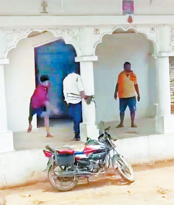 खंभे से बांधकर युवक की पिटाई, 5 गिरफ्तार, एक फरार