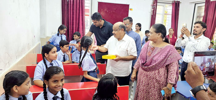 तिलक लगा मुंह मीठा कर शिक्षकों ने किया बच्चों का स्वागत