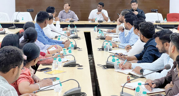 प्रतिबंध अवधि में रेत का उत्खनन कर भंडारण करने वालों पर करें कार्रवाई - कलेक्टर