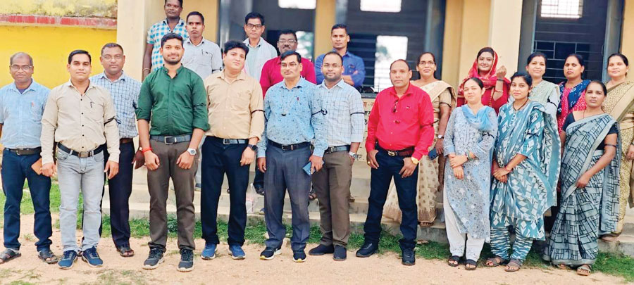 काली पट्टी लगाकर शिक्षकों ने विसंगतिपूर्ण युक्तियुक्तकरण का किया विरोध