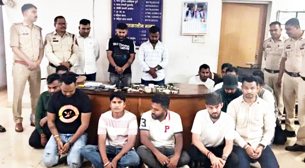 जुआ खेलते 18 गिरफ्तार,  11 लाख जब्त