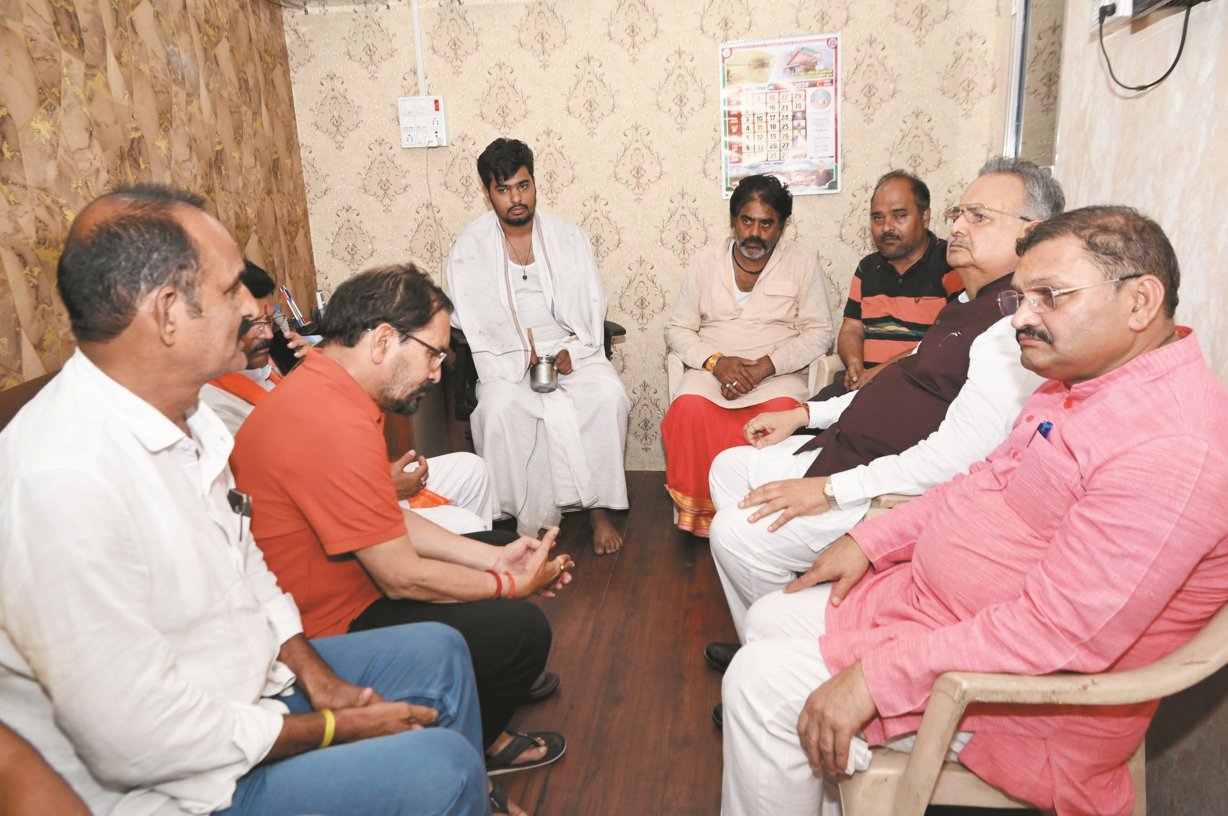 शोकाकुल परिजनों को रमन ने बंधाया ढांढस