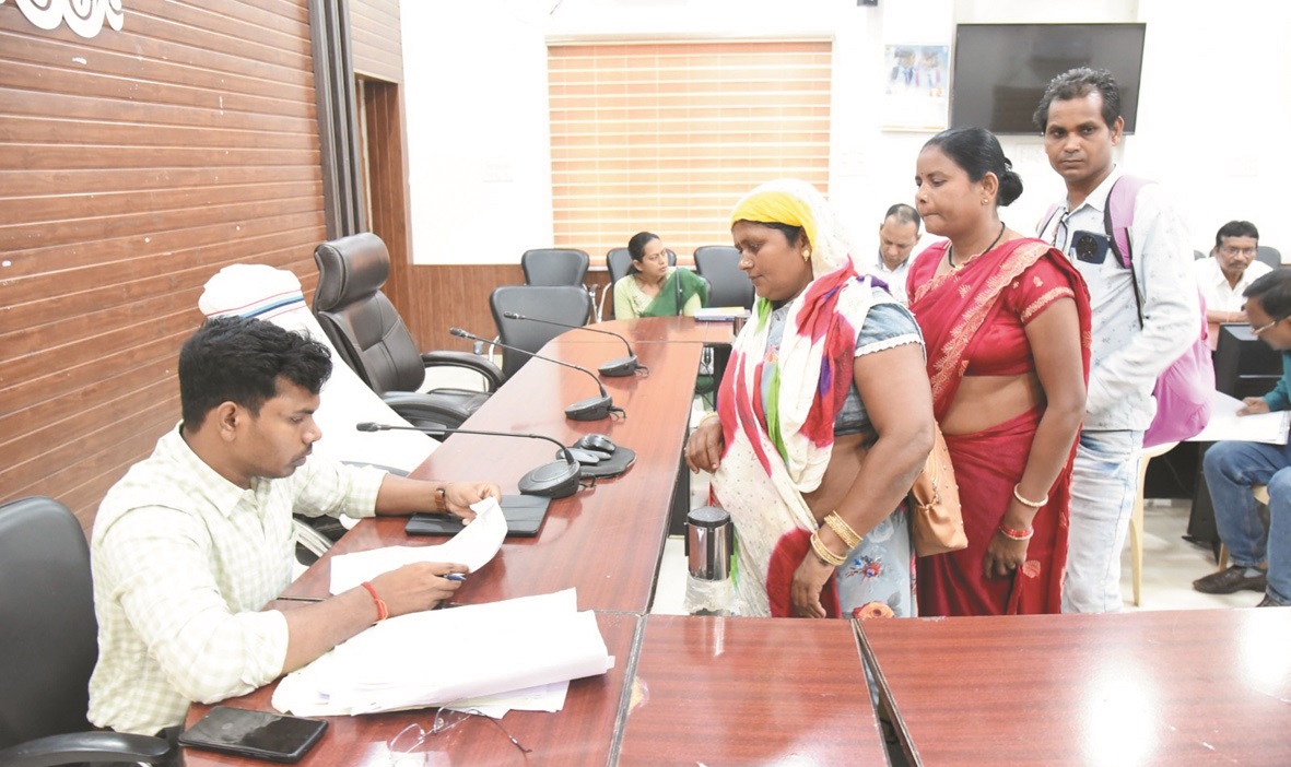 बरसात में घर खाली करने, नोटिस से परेशान ग्रामीणों ने आबादी पट्टा दिलाने जनदर्शन में दिया आवेदन