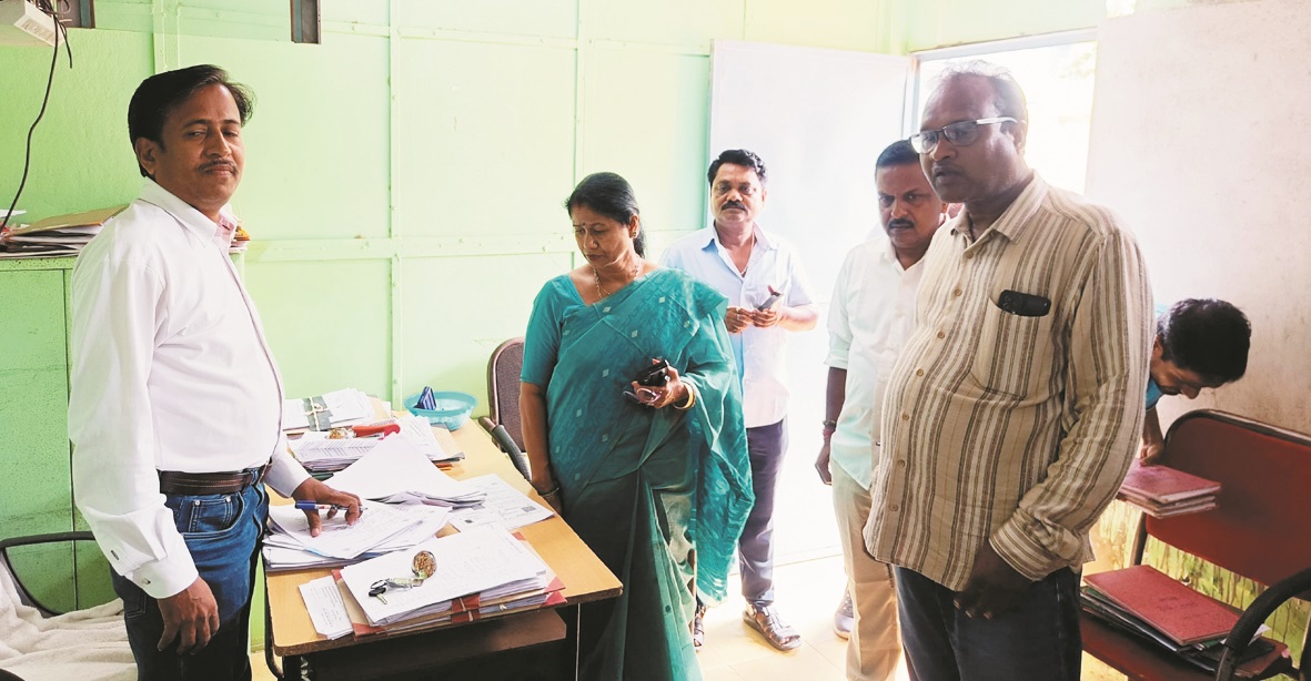 महापौर व कमिश्नर के औचक निरीक्षण में 64 कर्मचारी मिले नदारद, कटेगा वेतन